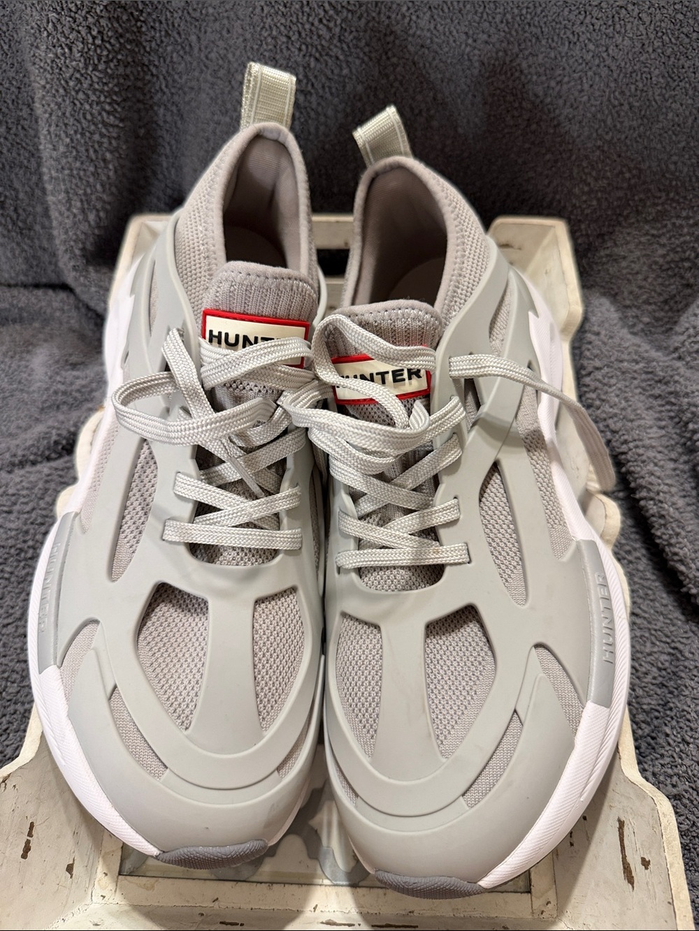 Hunter Men’s 8.5 ladies 10 Light Grey Mesh & Rubber Runner Sneakers